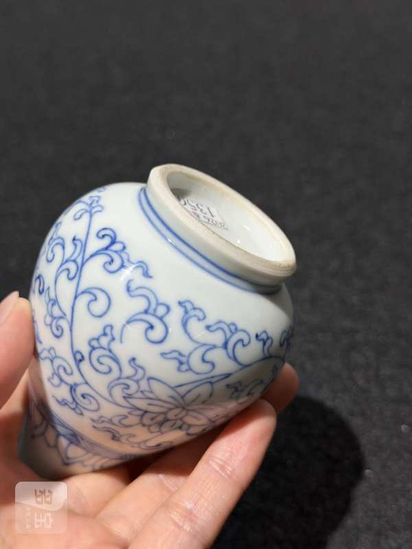 清康熙 青花缠枝莲纹小胆瓶 - 图7